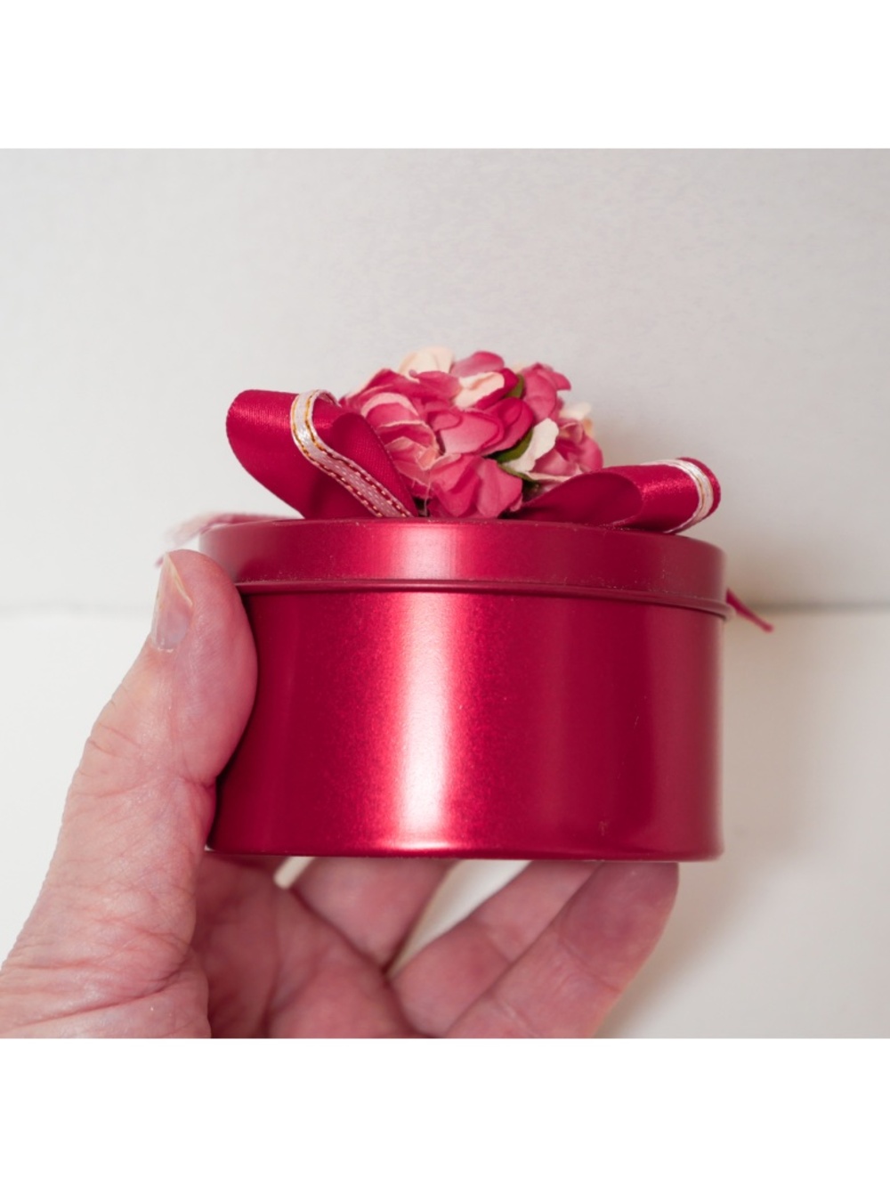NWOT - small round tin with paper flowers - Picture 2 of 3